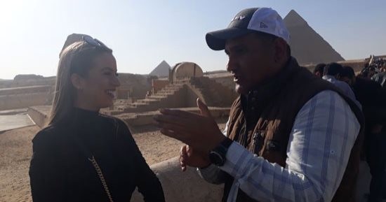 صور.. ملكة جمال اليونان تزور منطقة أهرامات الجيزة والمتحف المصرى