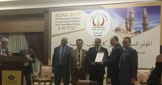  رئيس جامعة الأزهر  يكرم مدير مستشفى الحسين الجامعى لجهوده فى خدمة المرضى