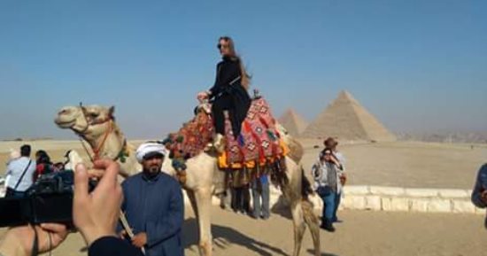 صور .. ملكة جمال اليونان تروج للسياحة المصرية من على ظهر الجمل