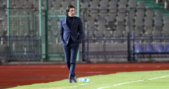 نيبوشا يهنئ لاعبى الزمالك فى غرفة خلع الملابس بالفوز على الأسيوطى