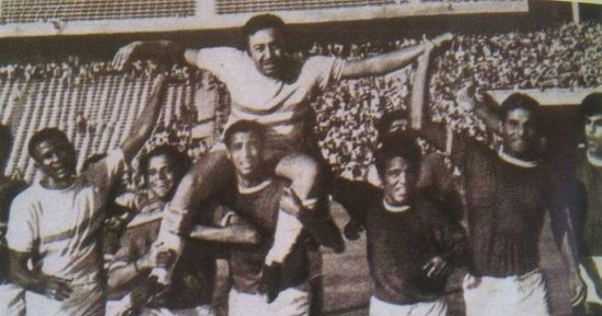 شاهد .. ثعلب الزمالك فى الستينيات " محمولا على الأعناق "