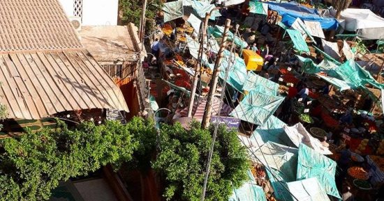 سوق عشوائى بمدينة فاقوس يغلق الطريق وقارئ يطالب بتخصيص أماكن للباعة