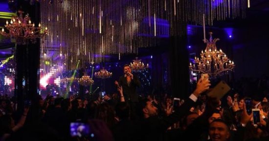 عمرو دياب ينشر صورة من حفل الكريسماس على "إنستجرام" ويعلق: حفل رائع