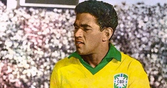 لازم تعرف.. لماذا أهدى البرازيلى جارنشيا قميصه للاعب الزمالك؟