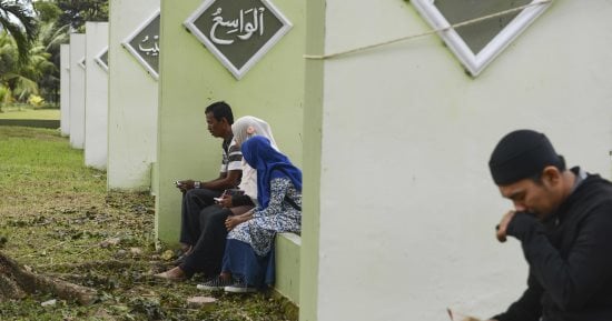 صور.. مواطنو إندونسيا يزورون مقابر ضحايا إعصار تسونامى