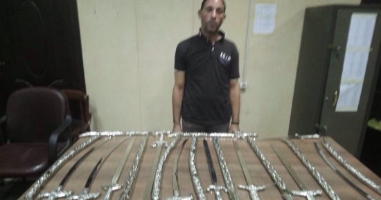 القبض على عامل بورشة حدادة يصنع الأسلحة البيضاء بالجمالية