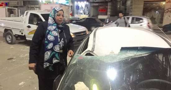 سقوط جزء من واجهة عقار بشارع سامية الجمل بالمنصورة وتحطم سيارة أسفله