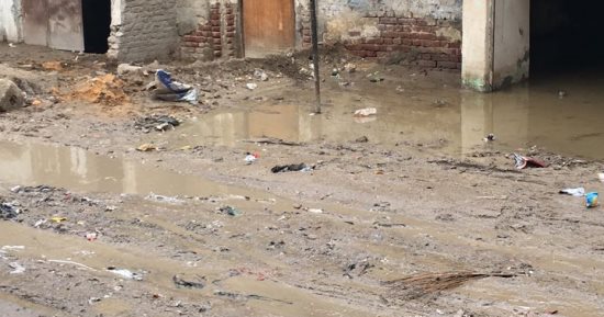 صور.. مياه الصرف الصحى تغرق قرية المجابرة بسوهاج والأهالى يستغيثون