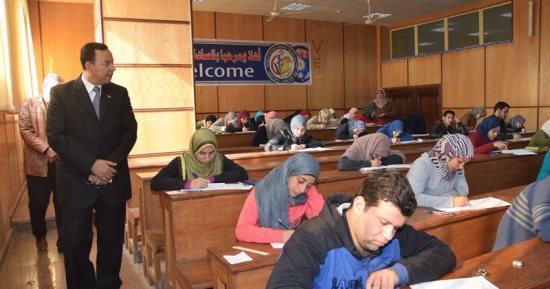 صور.. رئيس جامعة المنوفية يتفقد امتحانات الكليات