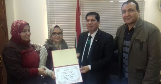 صور.. وكيل تعليم كفر الشيخ يكرم طالبة لتفوقها