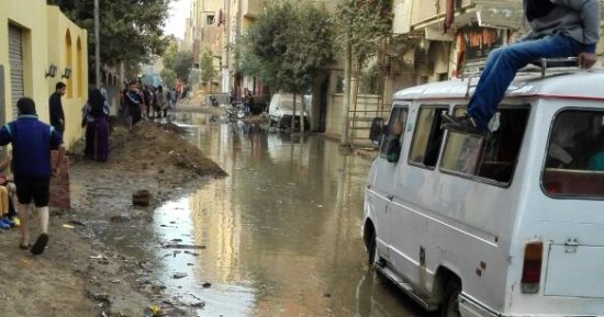صور.. أهالى شارع زغلول بالجيزة يشكون طفح مياه المجارى لليوم الثالث