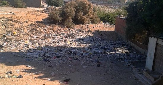 شكاوى من تراكم القمامة وعدم رصف الطريق بشوارع "أسبيكو" فى مدينة السلام