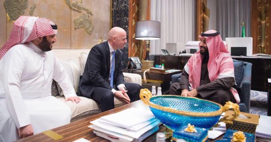 صور.. محمد بن سلمان يستقبل رئيس "فيفا"