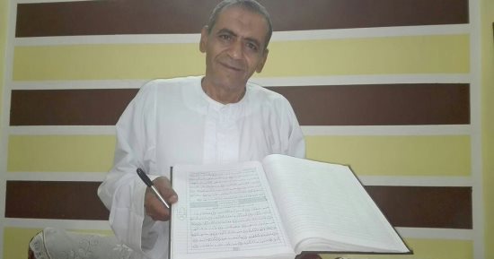 فيديو.. مواطن يكتب المصحف بالتشكيل فى 4 أجزاء بخط يده ويؤكد: كنزى فى الدنيا والآخرة