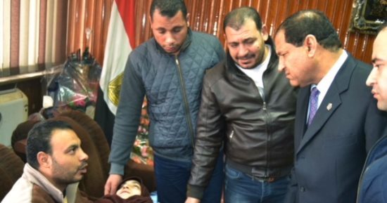 محافظ الغربية يستقبل والد طفلة مصابة بشلل رباعى ويوجه بسرعة علاجها