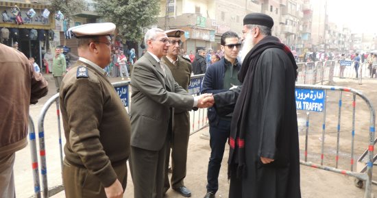 مدير أمن المنيا يتفقد الخدمات الأمنية على كنائس بنى مزار ومطاى بالمنيا