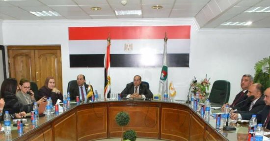 محافظ سوهاج يعقد اجتماعا بوفد مجلس السكان الدولى