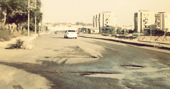 بعد تآكل الطبقة الإسفلتية.. قارئ يطالب بإعادة رصف شوارع مدينة القطامية