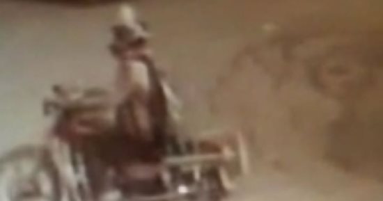 ننشر صورة أحد منفذى الهجوم على كنيسة حلوان مستقلا دراجة نارية