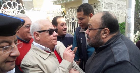 محافظ بورسعيد يلتقى عددا من المواطنين عقب صلاة الجمعة