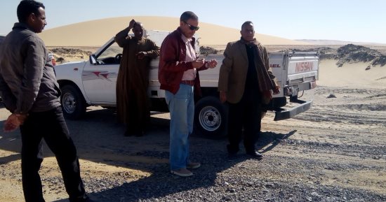 صور.. فتح الطريق المؤدى لقرى دوش بمركز باريس فى الوادى الجديد بعد تمهيده