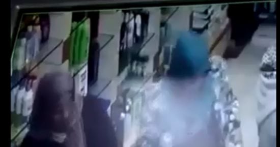 تداول فيديو لسيدتين تسرقان هاتفا من داخل صيدلية بدمياط