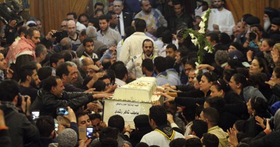 تشييع جثامين شهداء حادث كنيسة حلوان إلى مثواهم الأخير بمقابر 15 مايو
