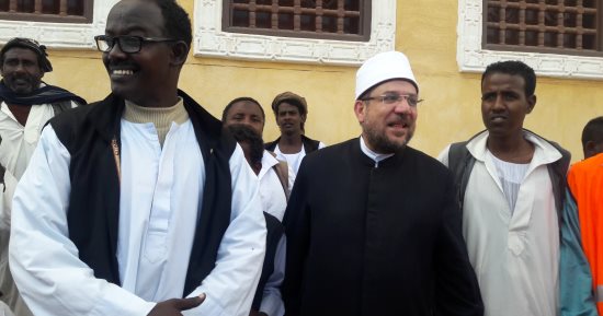 وزير الأوقاف يلتقط صورا تذكارية مع أهالى حلايب أمام مسجد التوبة.. صور 