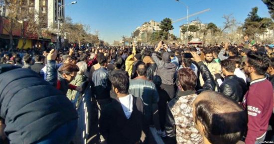 نيويورك تايمز: دول عدة تبحث كيفية دعم الإيرانيين لإنهاء فساد نظام طهران