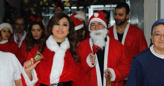 فيديو وصور.. نجوى كرم تحتفل بالكريسماس بملابس بابا نويل بدار مسنين فى لبنان