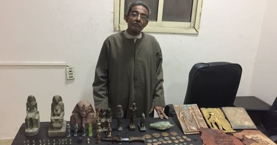 سقوط مدير عام بشركة بترول بحوزته تماثيل مقلدة يدعى أثريتها للنصب على المواطنين