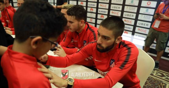 شاهد.. نجوم أتلتيكو مدريد يوقعون على تيشرتات لجماهير الأهلى