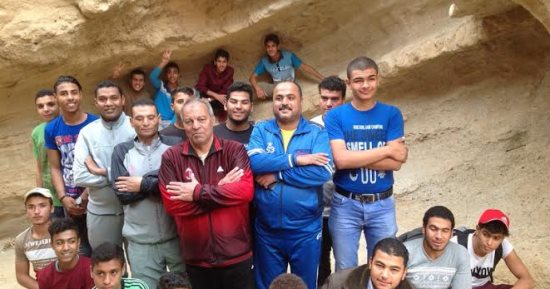 صور.. جوالة "فتيان الكشافة" تخترق كهوف جبل طور سيناء