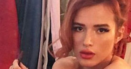 بيلا ثرون تنهى عام 2017 بصورة "عارية" استفزت محبيها.. اعرف التفاصيل 