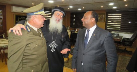 صور.. مدير أمن الغربية يزور راعى كنيسة العذراء بسمنود