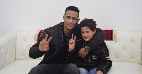 محمد رمضان ينشر صورة مقابلته لطفل جلس 7 أشهر أمام مسرح الهرم لرؤيته