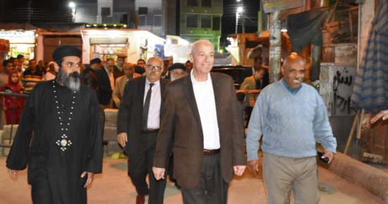 محافظ أسوان يتفقد الخدمات الأمنية حول الكنائس قبل احتفالات عيد الميلاد