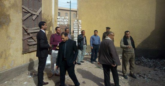 صور.. فريق من النيابة الإدارية يعاين موقع سرقة مخزن مدرسة داوود بنجع حمادي 