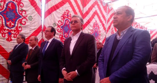 وزير النقل يبدأ زيارته لطريق بنها بالوقوف دقيقة حداد على شهداء الوطن