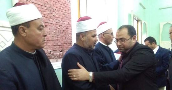 وفد من الأزهر يقدم واجب العزاء لأسرة الشهيد الكفراوى بالشرقية