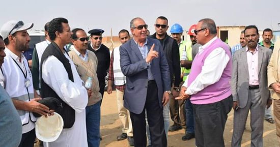 صور ..محافظ البحر الأحمر يتفقد المشروعات بمدينة الشلاتين 
