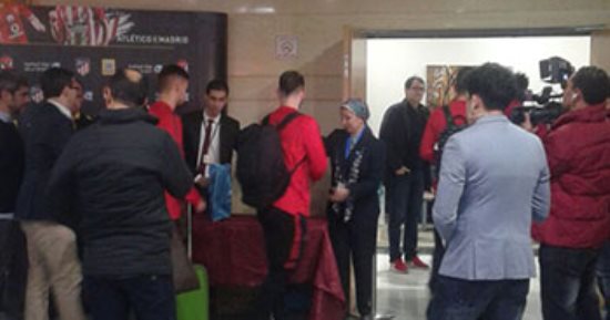 نجوم الأهلى وأتلتيكو مدريد يوقعون على هدايا الجماهير فى ودية "السلام"
