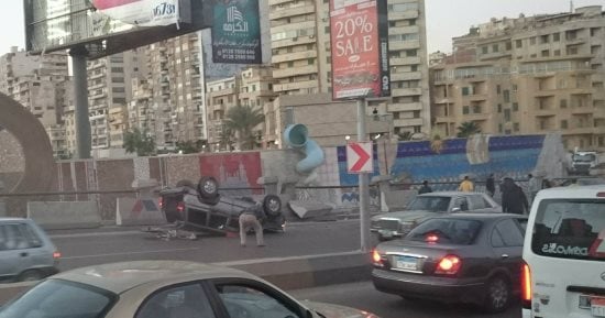 زحام مرورى بسبب حادث انقلاب سيارة أعلى كوبرى العروبة اتجاه الفردوس
