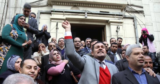 صور.. محامون يتظاهرون على سلالم نقابتهم لرفض شروط القيد وتنقية الجداول