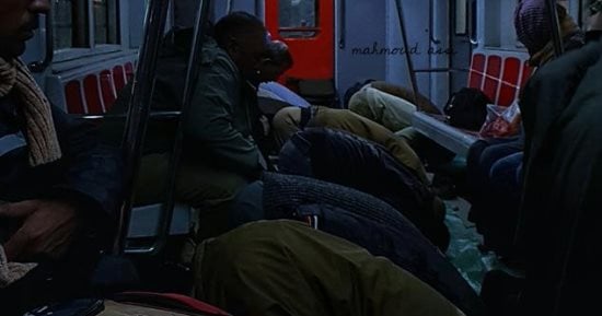 تداول صورة لركاب يؤدون الصلاة فى جماعة داخل عربة بمترو الأنفاق