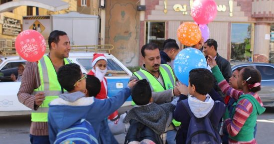 صور.. أعضاء "بكرة لينا" وبابا نويل يوزعون الهدايا على المواطنين والسائحين بالأقصر
