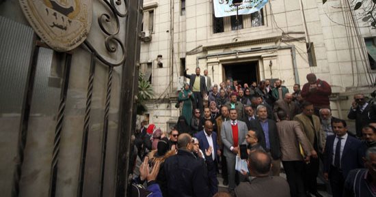 محامون يهددون بالتظاهر أمام قسم شرطة قصر النيل لإحضار حكم بطلان شروط القيد (صور)