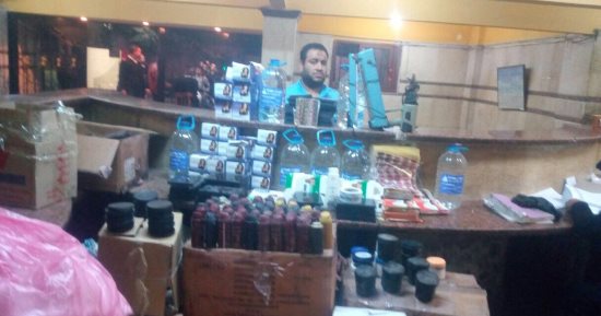 سقوط صاحب ورشة وراء تصنيع مستحضرات تجميل مجهولة وترويجها بمنشأة ناصر