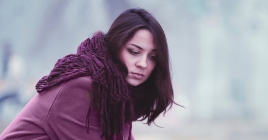ارسمى واسمعى قصص لو حاسة بالوحدة.. 3 نصائح هيخلوكى أحسن