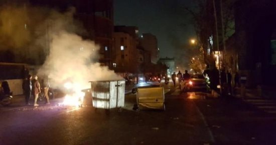 إيران تعتقل عددا من أفراد المعارضة.. ومقتل جندى وإصابة آخرين بالحرس الثورى